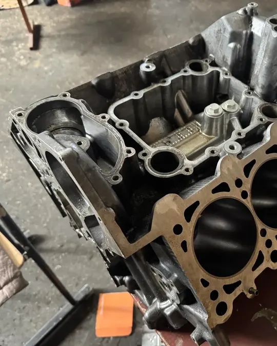 Bloc motor demontat. Motorul desfăcut complet, pregătit pentru măsurători.
