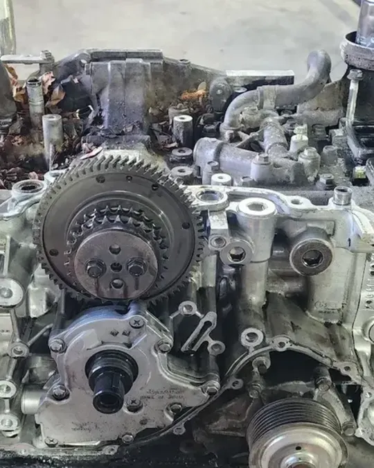 Distribuție. Motorul cu distribuția deschisă, înainte de schimbarea pieselor.